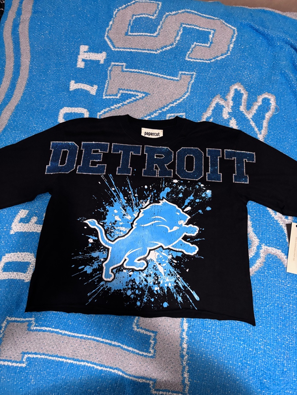 Blind Papercut Men’s Crop Top Detroit Lion’s Blue & Black Graphic Tee Size Large